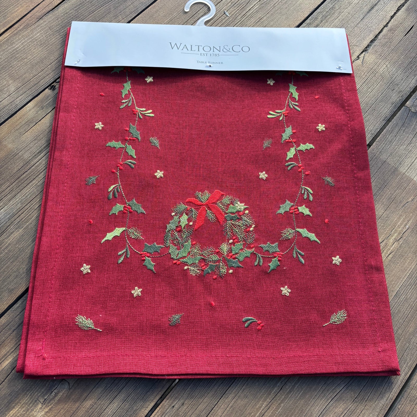 Embroidered Wreath Trail Runner - Red 38x180cm